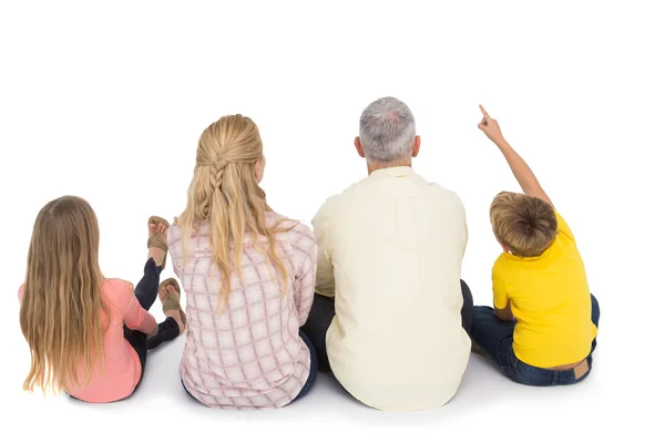 Familjen sitter och pekar — Stockfoto