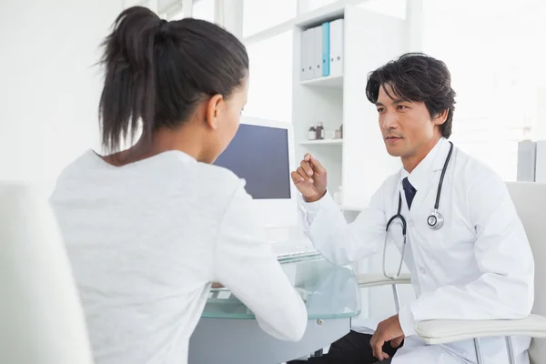 Arzt im Gespräch mit Patient — Stockfoto