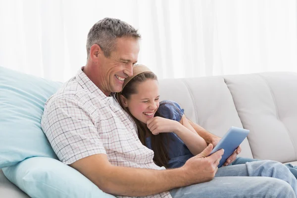 Vader en dochter ontspannen op Bank — Stockfoto