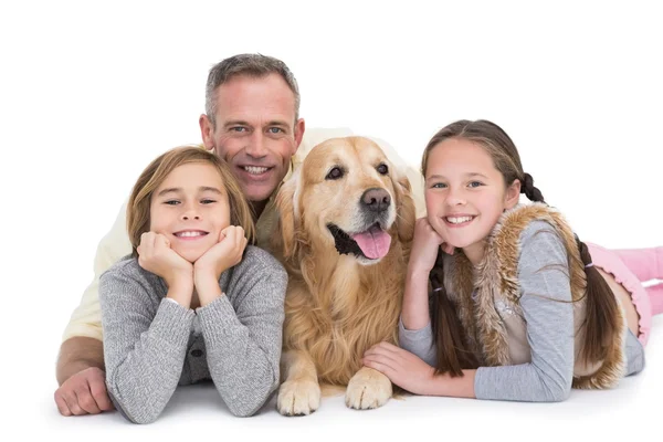 Familie liegt mit Hund auf dem Boden — Stockfoto