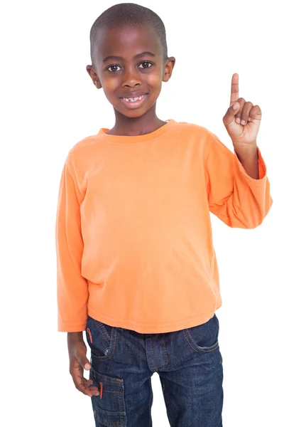 Junge lächelt und zeigt — Stockfoto