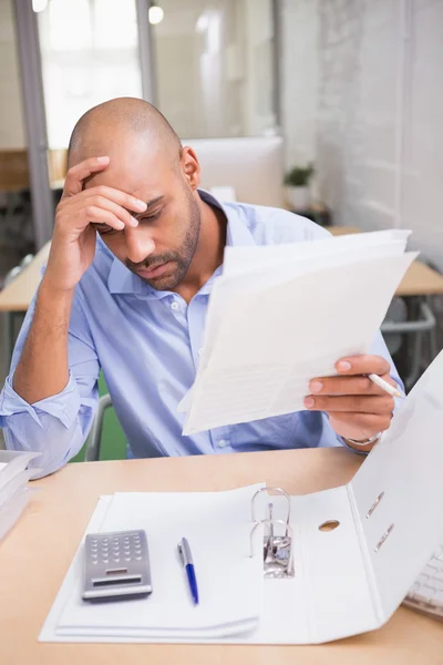 Hombre de negocios con papeleo en el escritorio —  Fotos de Stock