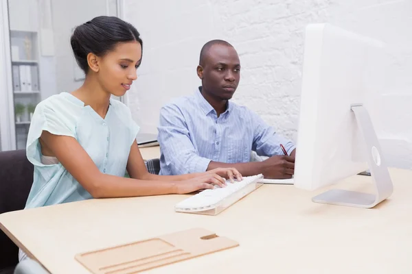 Geschäftsteam arbeitet gemeinsam am Laptop — Stockfoto