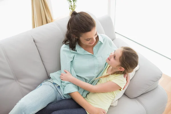 Mutter und Tochter auf der Couch — Stockfoto