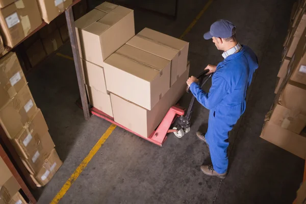 Arbeiter schiebt Einkaufswagen — Stockfoto