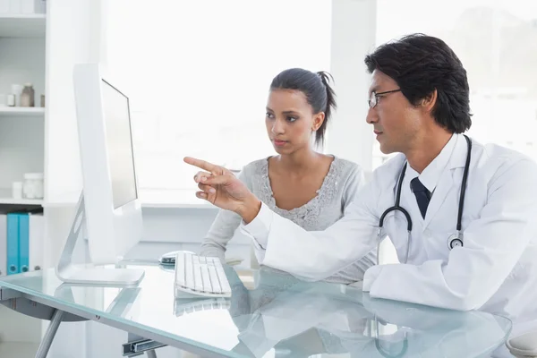 Doctor explaining results patient — Stock Photo, Image