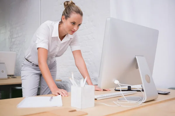 Geschäftsfrau nutzt Computer — Stockfoto