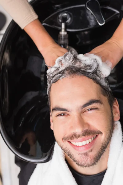 Hair stylist washing male hair — Stock Photo, Image