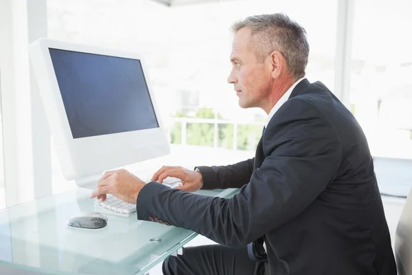 Businessman using computer — Stock Photo, Image