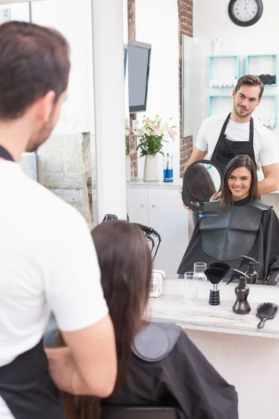 Frau lässt sich Haare schneiden — Stockfoto