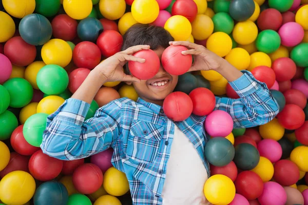 Jongen in ballenbad — Stockfoto