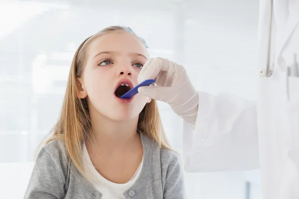 Arzt überprüft Mandeln der Patienten — Stockfoto