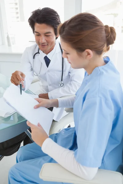 Médico y cirujano revisando notas — Foto de Stock