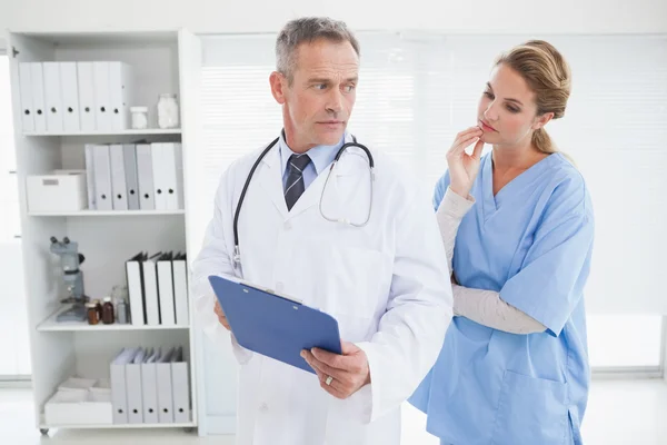 Doctor mostrando carta de enfermera —  Fotos de Stock