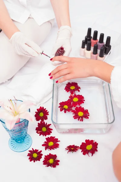 Mujer consiguiendo uñas pintadas — Foto de Stock