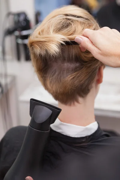美发师造型客人的头发 — 图库照片
