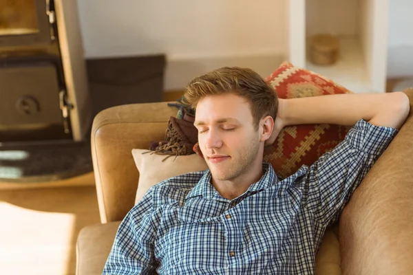 Hombre durmiendo en el sofá — Foto de Stock