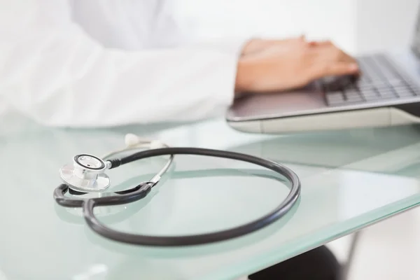 Médico escribiendo en el ordenador portátil — Foto de Stock