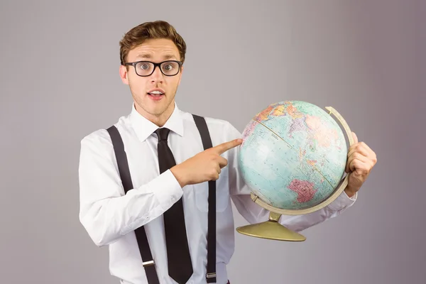 Affärsman pekar på globe — Stockfoto