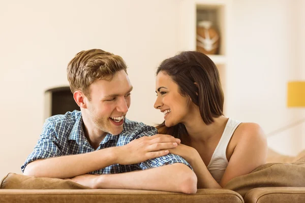 Casal relaxante no sofá — Fotografia de Stock