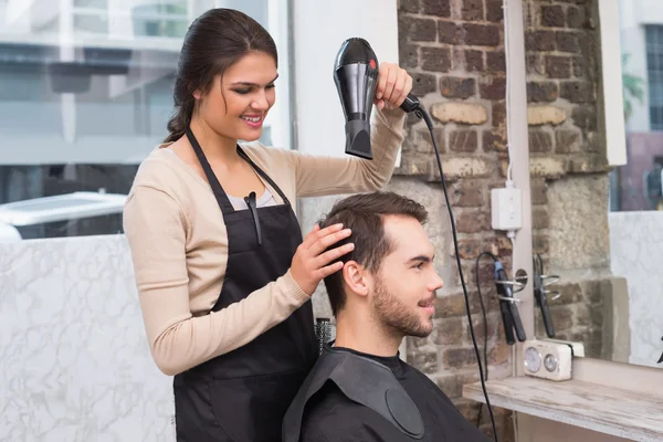 Haarstylist drogen mans haar — Stockfoto