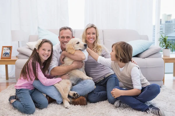 Οικογένεια με κίτρινο labrador στην κουβέρτα — Φωτογραφία Αρχείου