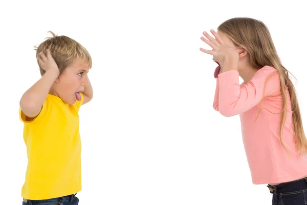 конфликт между детьми. брат дразнит сестренку. эмоции для дошкольников. дразнит брата. мальчик бесит сестру и брата.