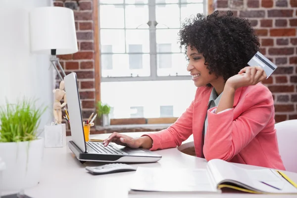 Businesswoman shopping online — Stock Photo, Image