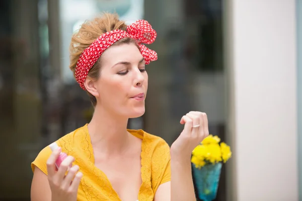 Hipster blowing on wet nails — Stock Photo, Image