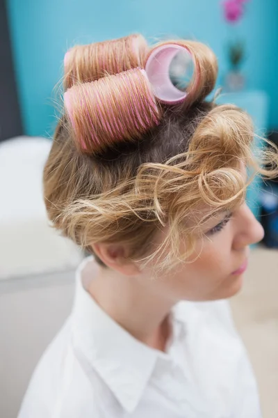 Cliente sentado com encrespadores no cabelo — Fotografia de Stock