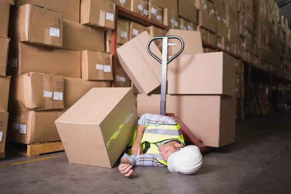 Trabalhador deitado no chão — Fotografia de Stock