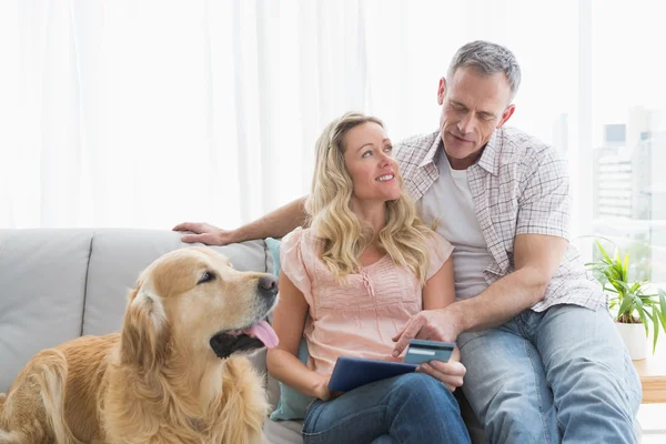 Casal com cartão de crédito compras on-line — Fotografia de Stock