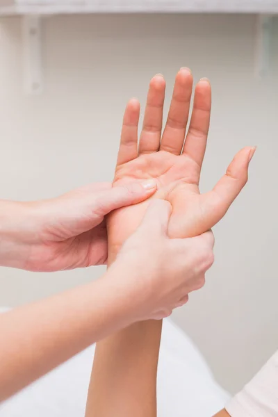 Femme se faire masser les mains — Photo