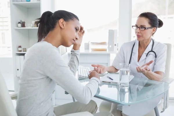 Läkare pratar med patienten — Stockfoto