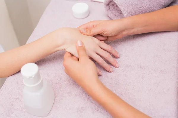 Femme se faire masser les mains — Photo