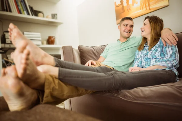 Casal relaxante no sofá — Fotografia de Stock