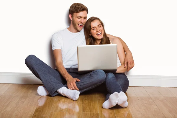 ノートパソコンを使うカップル — ストック写真