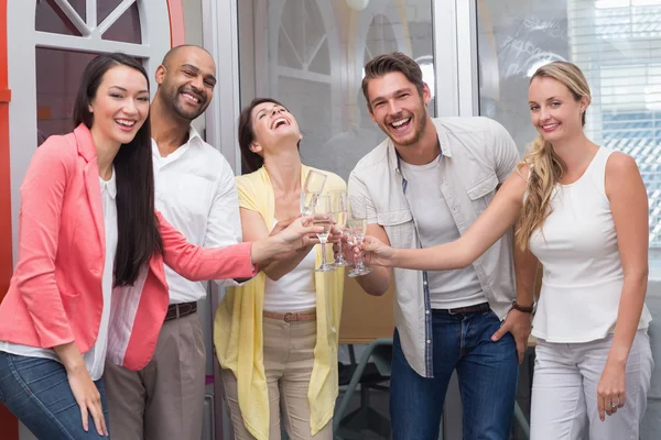 Verksamhet team grillas med champagne — Stockfoto