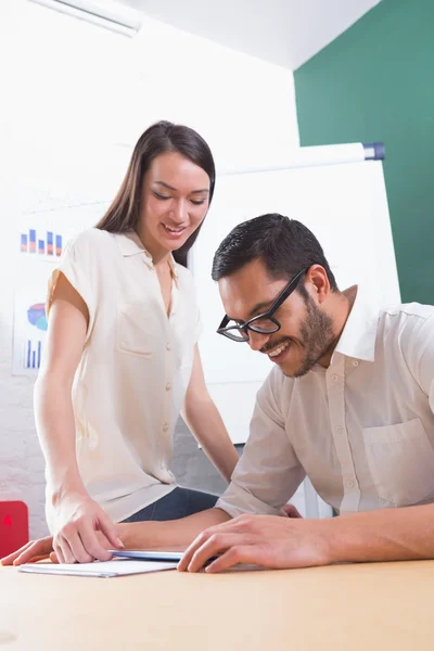 Geschäftsleute nutzen digitales Tablet — Stockfoto