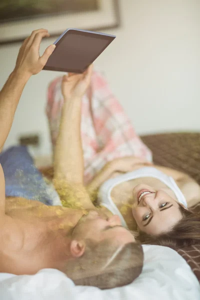 Paar benutzt Tablet-PC im Bett — Stockfoto