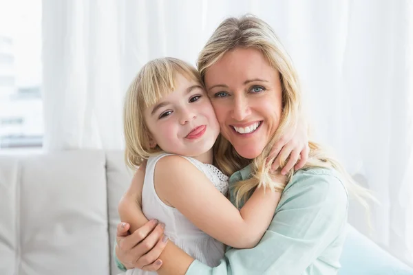 Mère et fille câlins — Photo