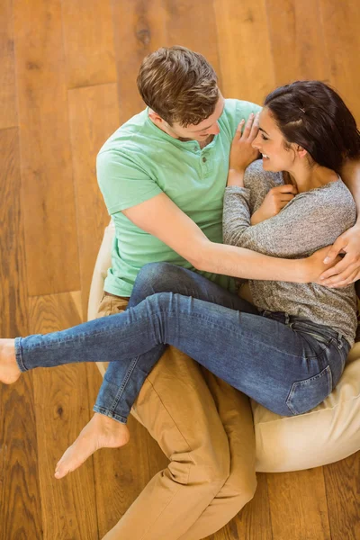 Casal abraçando no saco de feijão — Fotografia de Stock