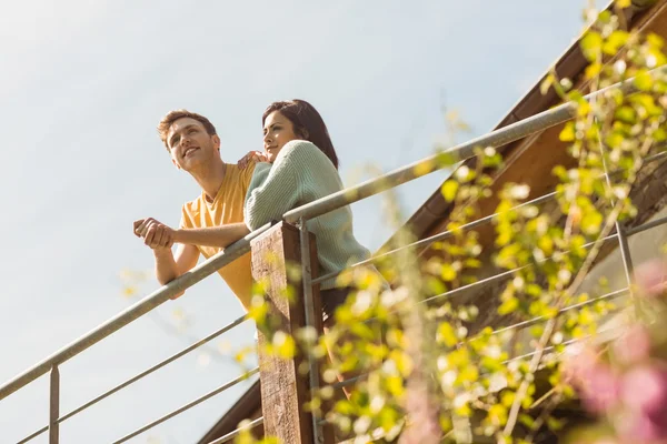 Pareja de pie y abrazos — Foto de Stock