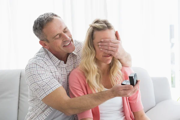 Man aanbod geschenk — Stockfoto