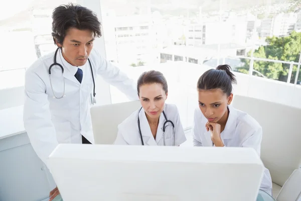 Doctors reviewing notes — Stock Photo, Image