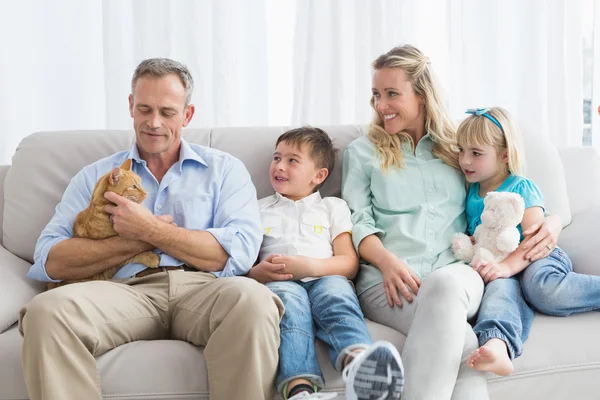 Aile birlikte kanepede rahatlatıcı — Stok fotoğraf