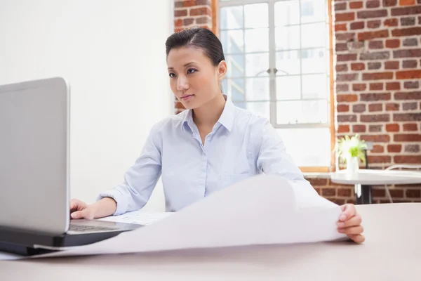 Architect using laptop — Stock Photo, Image