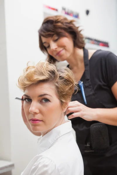 Friseur stylt Kunden Haare — Stockfoto