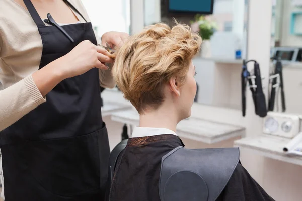 Frisör klippa kunder hår — Stockfoto