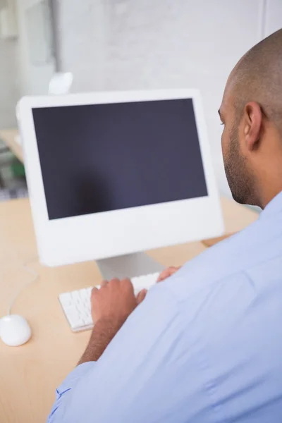 Zakenman met behulp van computer — Stockfoto